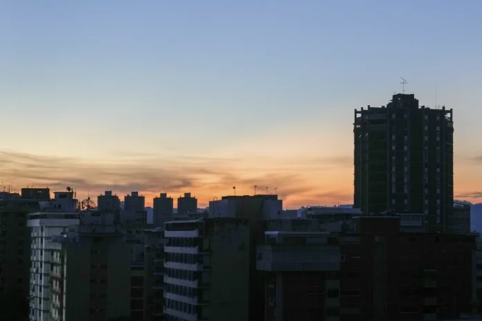 Caracas sufre un gran apagón que el gobierno de Maduro atribuye a un “sabotaje”
