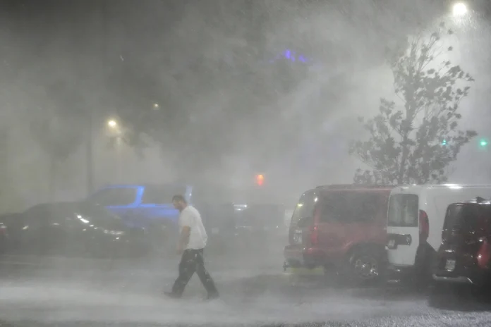Más de 1,5 millones de clientes quedan sin electricidad en Florida tras llegada de huracán Milton