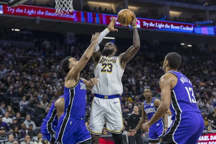 En su cumpleaños 40, LeBron James dice que podría jugar “otros 5 o 7 años”, pero no lo hará.
