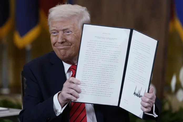 Trump ordena plan para desmantelar Departamento de Educación, pero mantiene algunas funciones clave