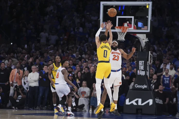 Pacers empatan con tiro de Haliburton y superan 138-135 a Knicks en alargue al abrir final del Este