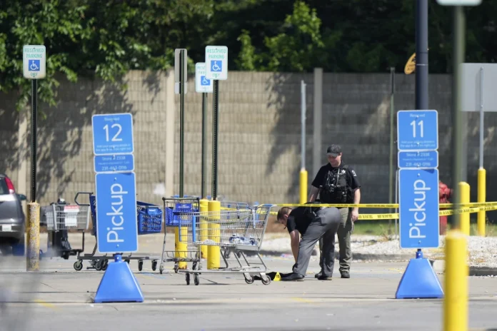 Escuchó “tiene un cuchillo” y corrió a detener a sospechoso de apuñalar a 11 en Walmart de Michigan