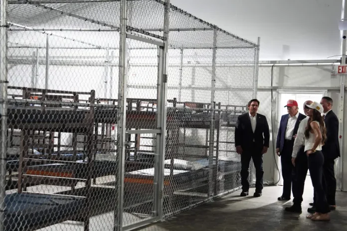 Gobierno contradice a DeSantis sobre estatus de inmigrantes detenidos en Florida