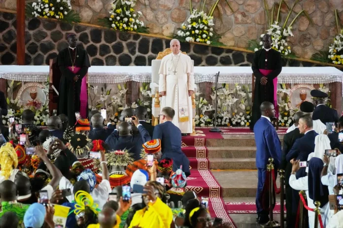 El papa arremete en Camerún contra los “tiranos” que devastan la Tierra con guerra y explotación