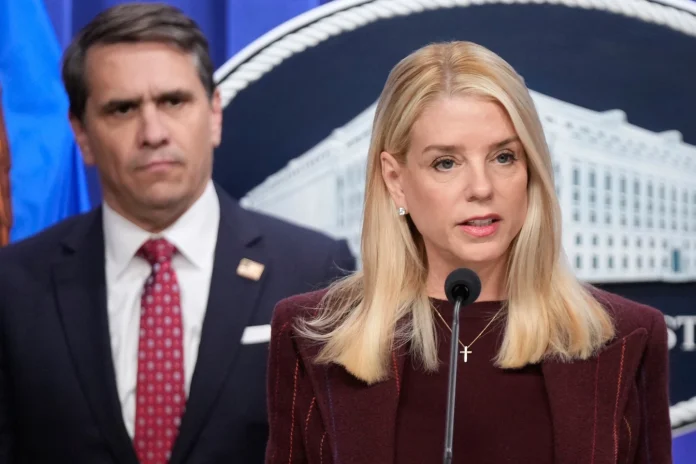 Pam Bondi, secretaria de Justicia leal a Trump, deja el cargo tras polémica gestión