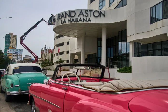 Los autos antiguos de Cuba están parados mientras bloqueo energético agrava crisis de combustible