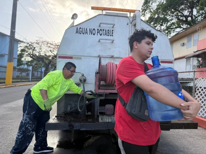 Tras los apagones, los puertorriqueños sufren también una grave escasez de agua