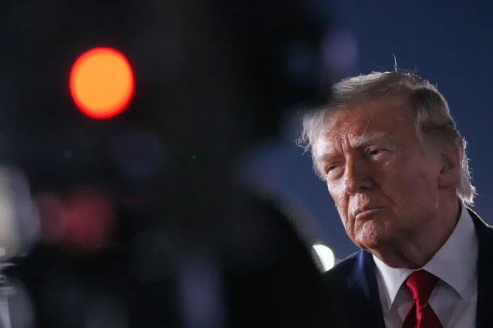 Trump dice que los pilotos están bien tras estrellarse un helicóptero de EEUU cerca de Ormuz