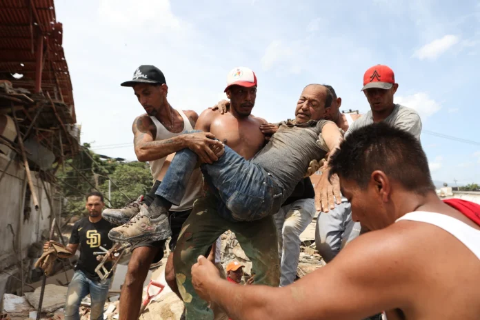 Vecinos excavan entre escombros en Venezuela para buscar a sus seres queridos tras 2 sismos mortales