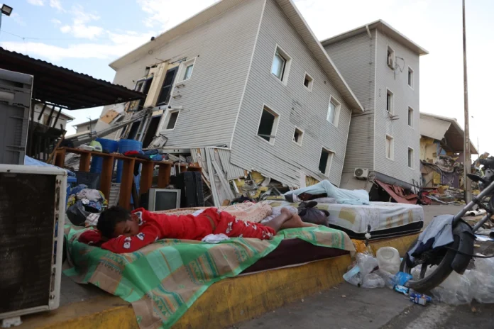 Venezolanos buscan más sobrevivientes entre las ruinas dejadas por los sismos