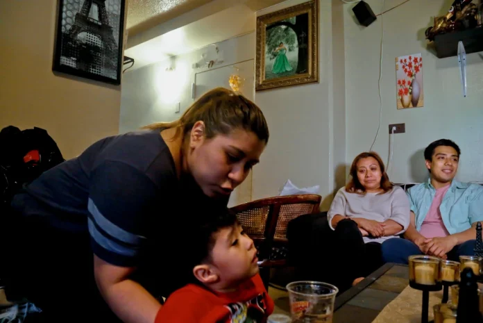 EEUU revive norma que podría negar tarjetas de residencia a inmigrantes que usan beneficios públicos