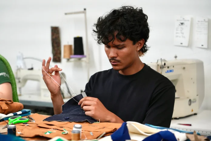 De Uniqlo a Zara, las marcas de ropa intentan conquistar a la generación Z con aguja e hilo